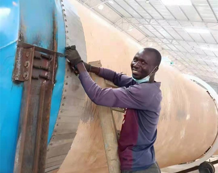 烏干達工人正在安裝烘干筒